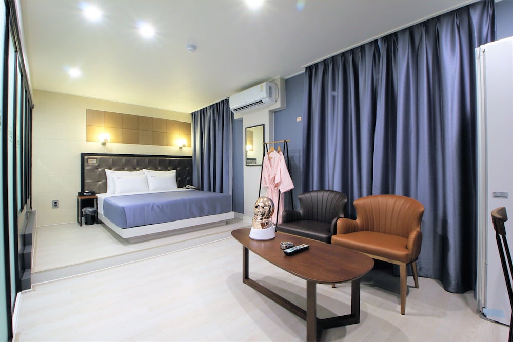 Suite - Photo 1