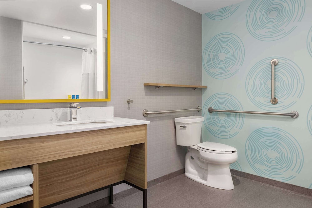 Room, 1 King Bed, Accessible (Roll-In Shower) photo 2