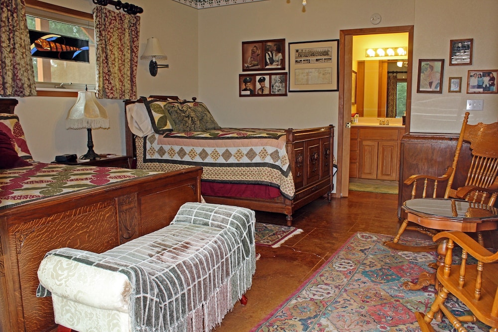 Signature Double Room, 2 Double Beds, Patio, Hill View (Marion)