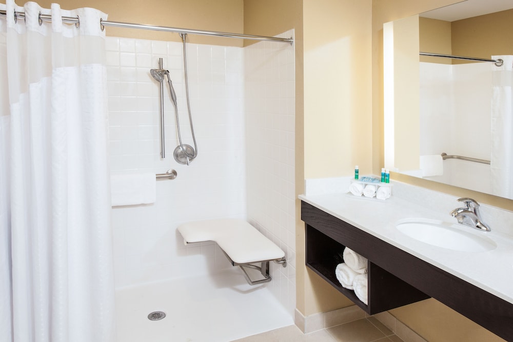 Standard Room, 2 Queen Beds, Accessible (Communications, Roll In Shower)