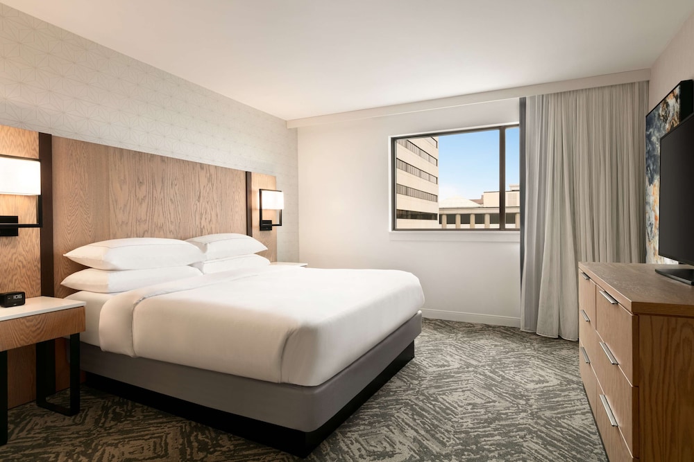 Suite, 1 King Bed, Accessible, Bathtub (Mobility & Hearing, 2 Rooms) - Photo 2