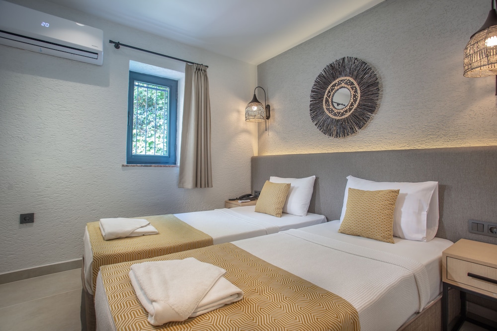 Superior Apartment, 2 Bedrooms, Kitchenette, Pool View photo 2