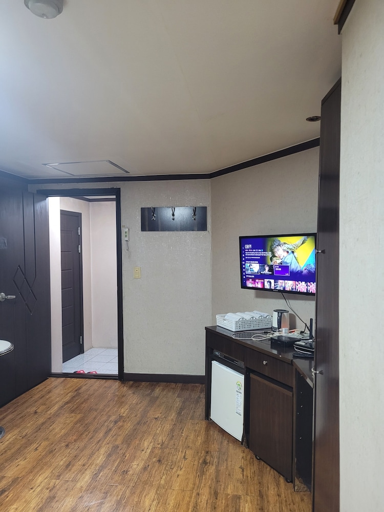Business Room, City View