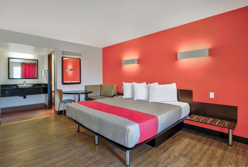 Standard Room, 1 King Bed, Non Smoking - Photo 4