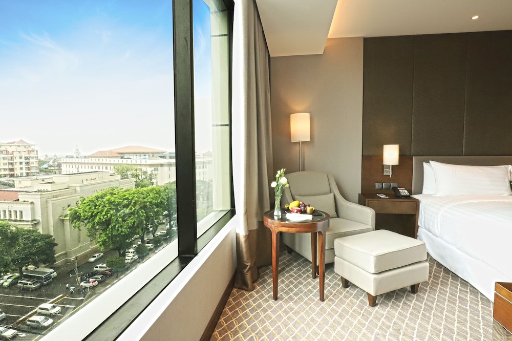 Deluxe Room, 1 King Bed, Club Lounge Access photo 2
