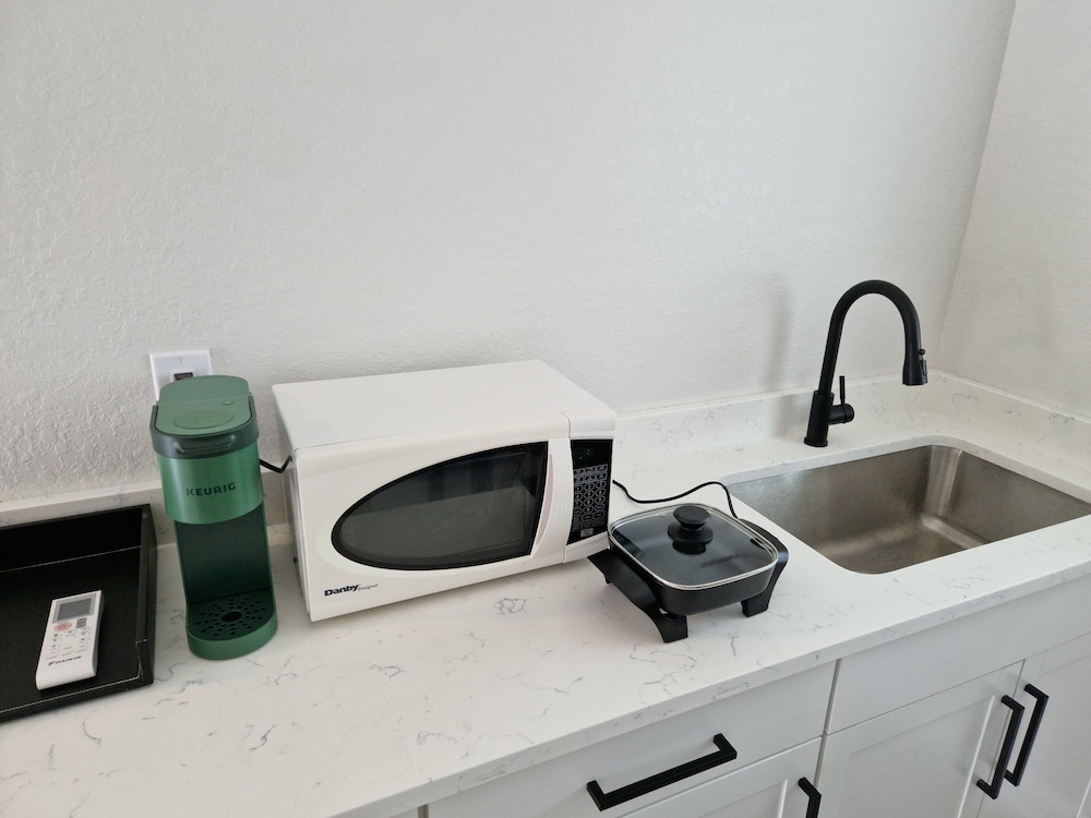 Deluxe Room, 1 Queen Bed, Pets Allowed photo 3
