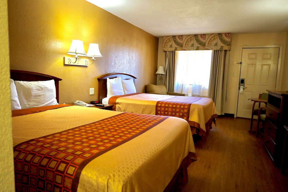 Double Room, 2 Queen Beds, Smoking photo 2