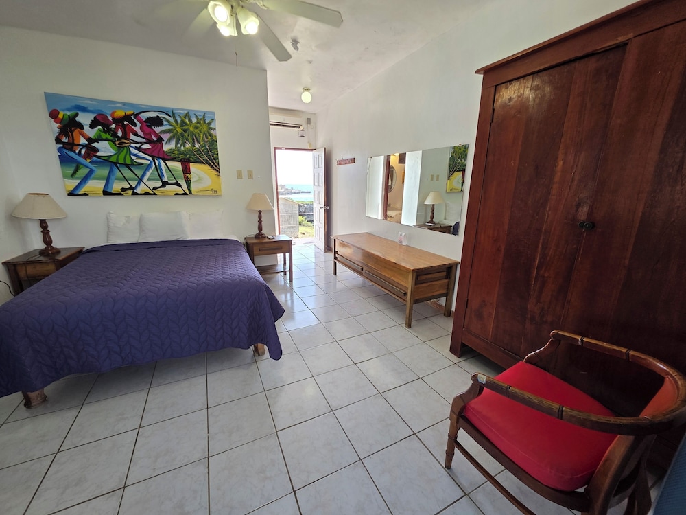Seaview Deluxe (Queen): Room 6
