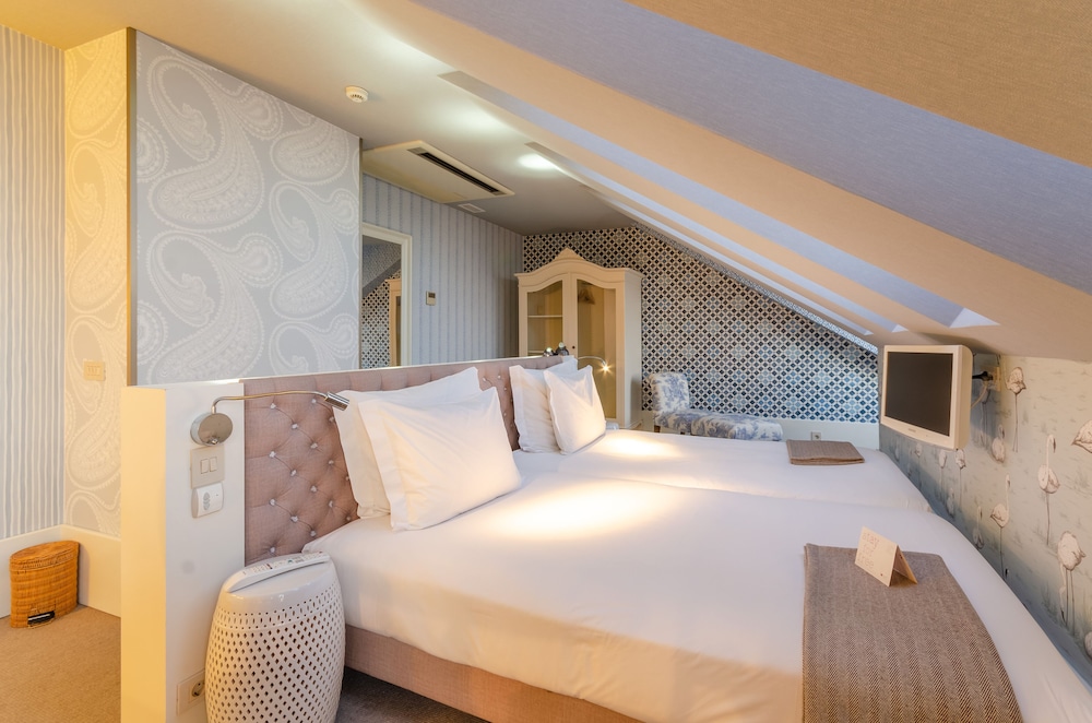 Suite, River View - Photo 2