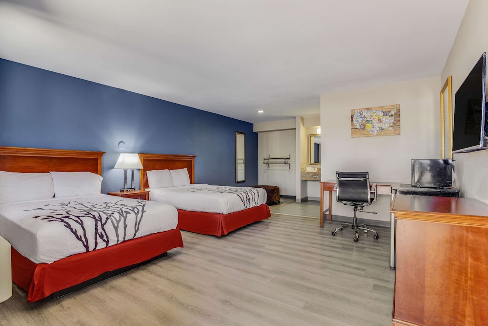 Standard Room, 2 Double Beds, Non Smoking - Photo 1
