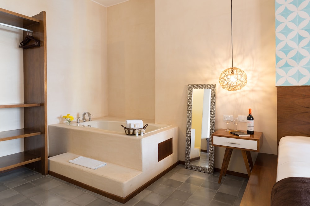 Luxury Room, 1 King Bed with Jacuzzi photo 3