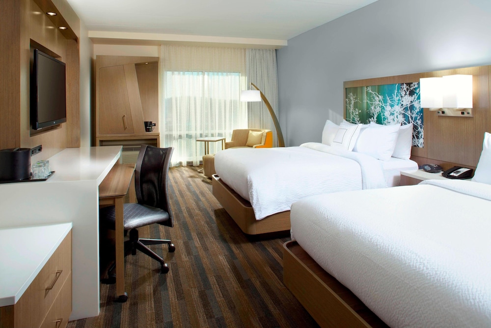 Room, 2 Queen Beds (Mobility Accessible, Tub)