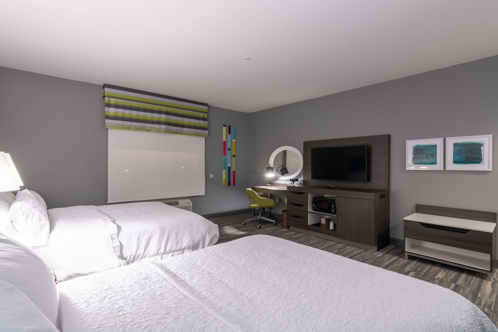 Room, 2 Queen Beds, Accessible, Bathtub photo 3