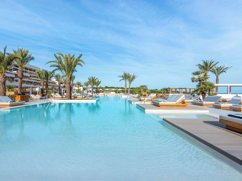 Fairmont Rey Poolside 56sqm Fairmont Rey Poolside 56sqm