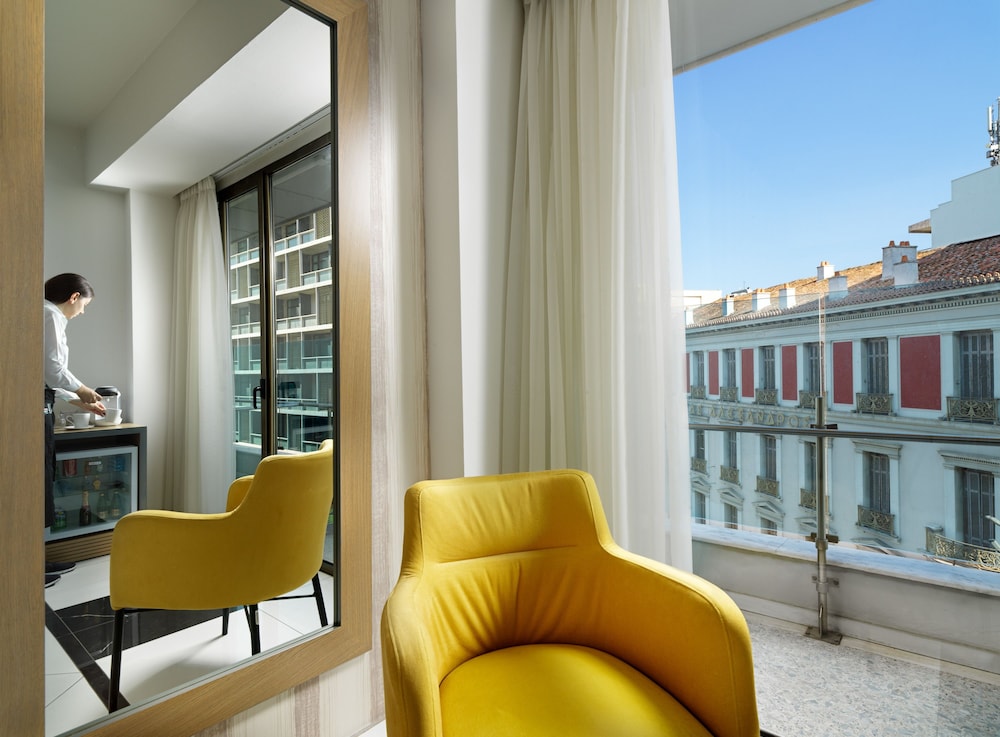 Deluxe Room, City View thumbnail 5