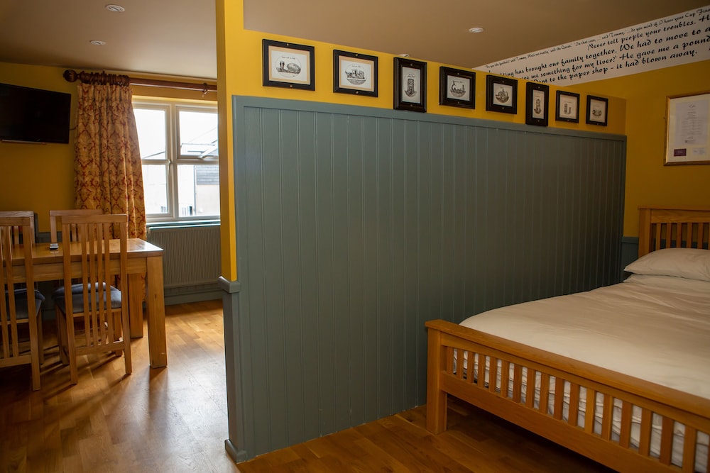 Executive Suite - Photo 1