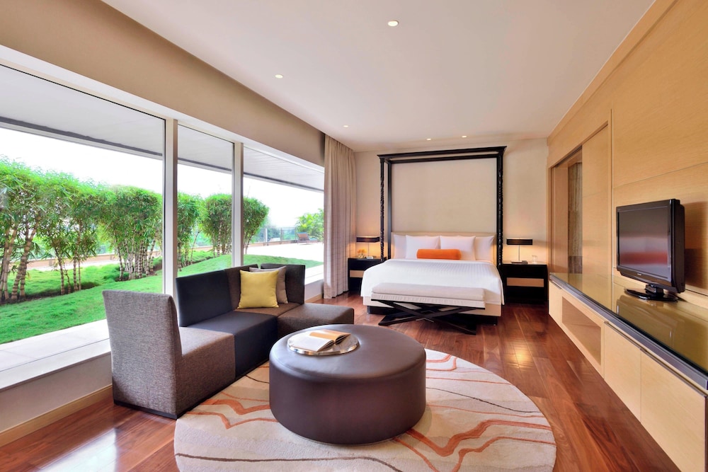 Executive Suite, 1 King Bed, Executive Level photo 3