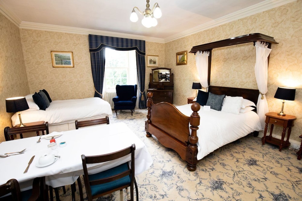 Superior Quadruple Room (Tartan Twin) photo 3