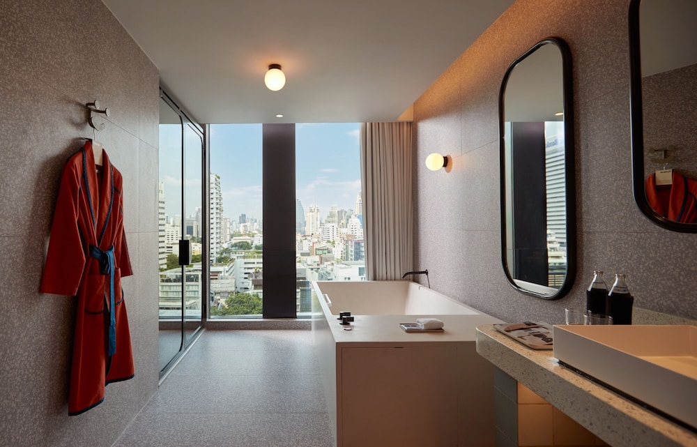 Suite (Spot) thumbnail 5