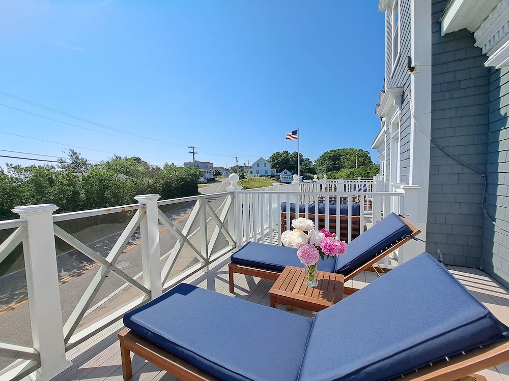 Deluxe Room, 1 Queen Bed, Terrace photo 2