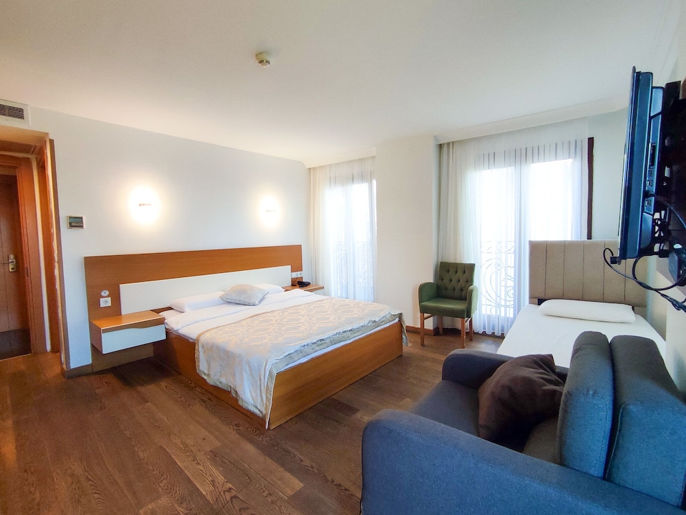Family Triple Room, Partial Sea View photo 1