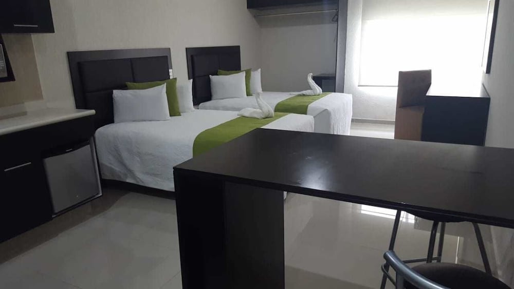 Executive Apartment, 2 Queen Beds, Microwave photo 2