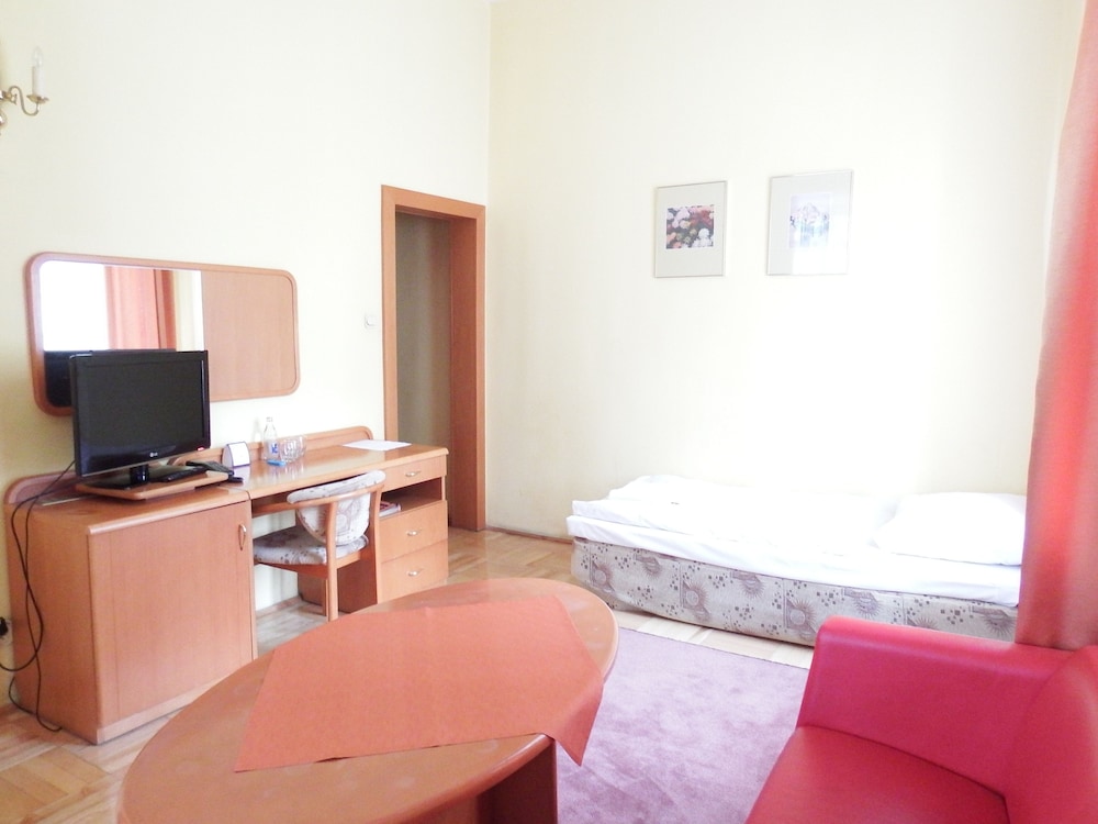 Standard Quadruple Room, Park View photo 3