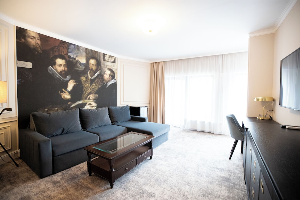 Premium Suite, 1 King Bed with Sofa bed photo 3