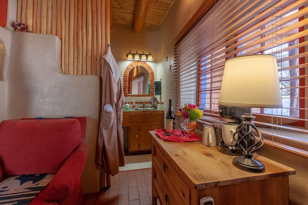 Comfort Single Room, 1 Queen Bed, Fireplace, Garden View photo 2