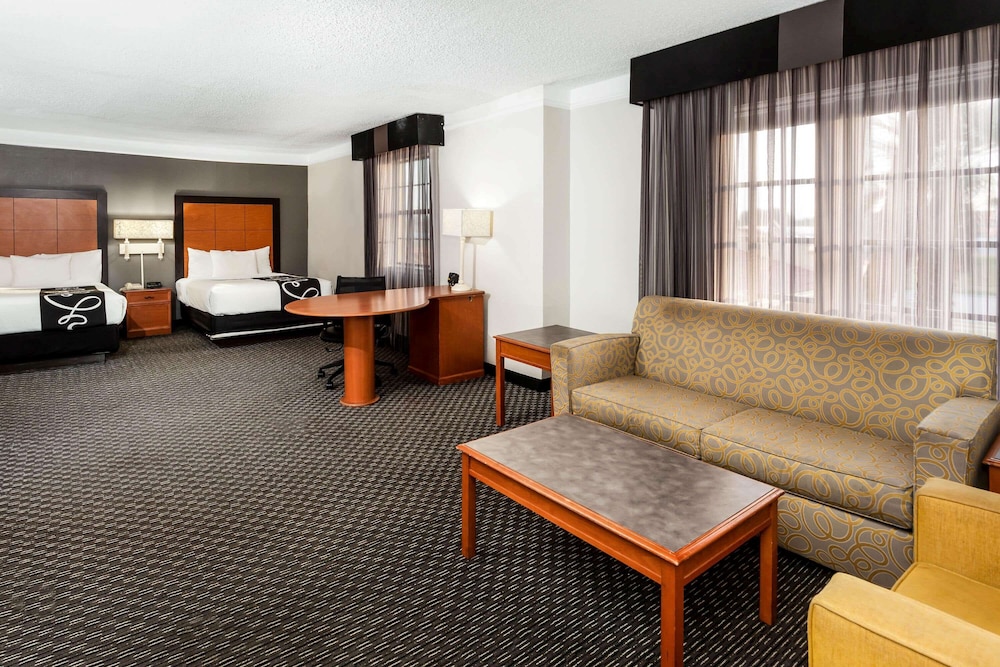 Deluxe Suite, 2 Double Beds, Non Smoking photo 2