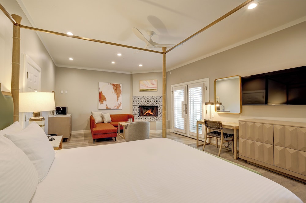 Suite, 1 King Bed, Accessible, Patio