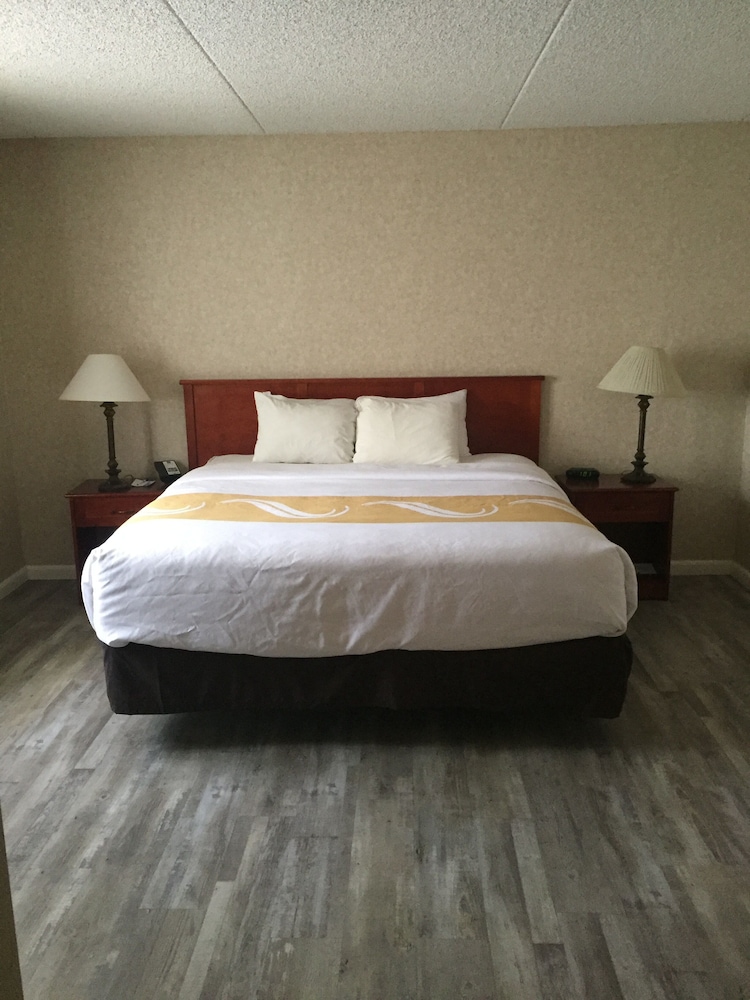 Standard Room, 1 King Bed, Non Smoking, Poolside (First Floor) - Photo 4