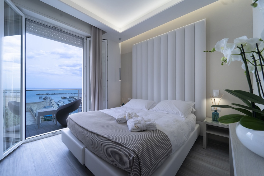 Deluxe Double Room Single Use, Sea View