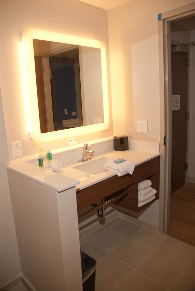 Standard Room, 1 King Bed photo 2