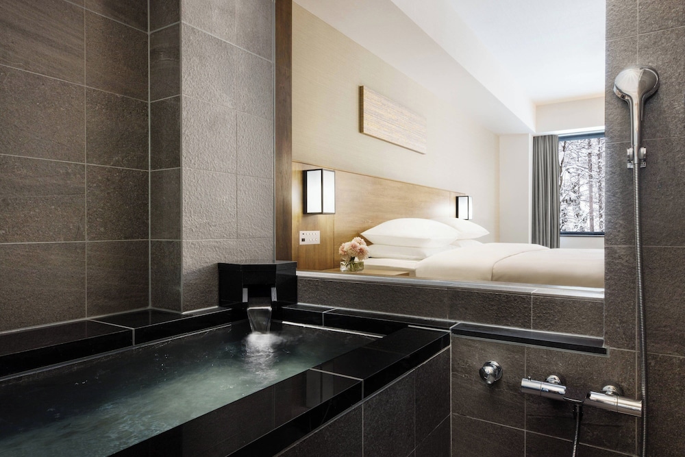 Premium Room, 1 King Bed (Hot Spring) photo 2