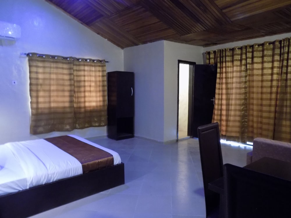 Superior Suite, 1 King Bed, Garden View photo 3