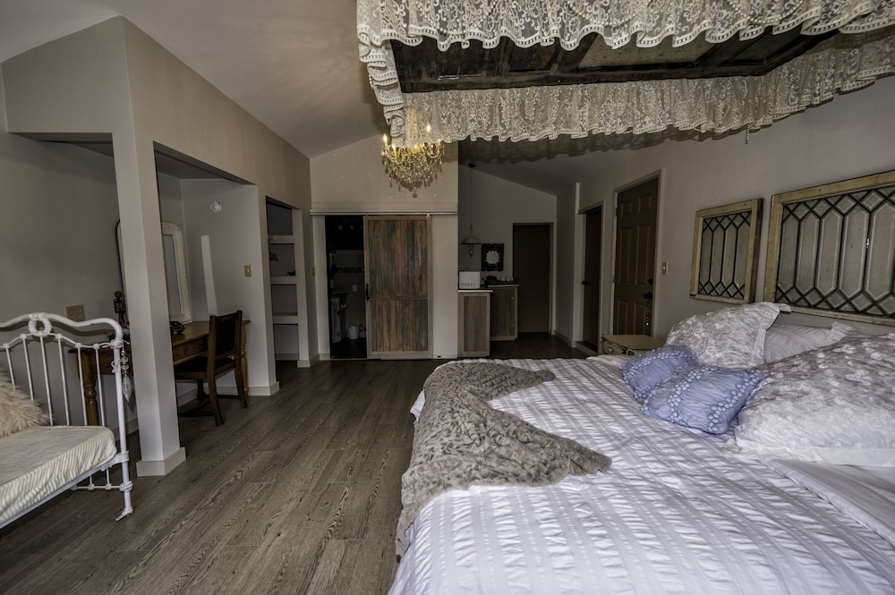 Room, 1 King Bed (Shabby Chic) photo 1