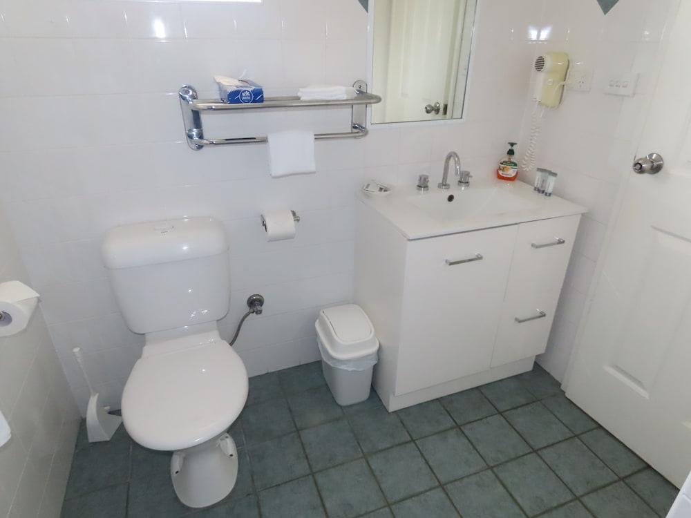 Deluxe Studio Apartment  (1 Queen and 2 Single Beds) photo 2