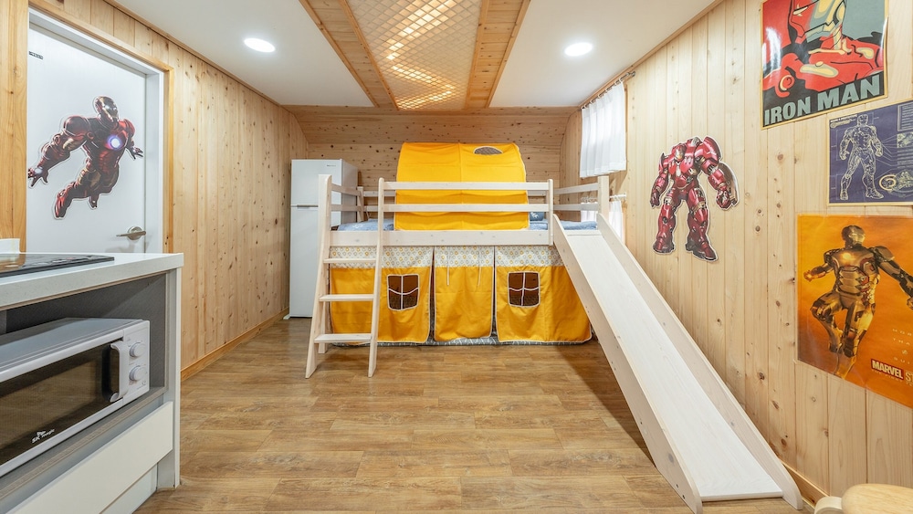 Basic Room, 1 Bedroom ("Large Kids Caravan No. 8 (Spa/BBQ))