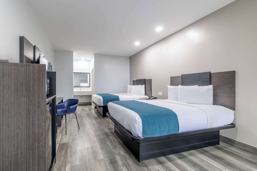 Deluxe Room, 2 Queen Beds, Non Smoking, Refrigerator & Microwave photo 3