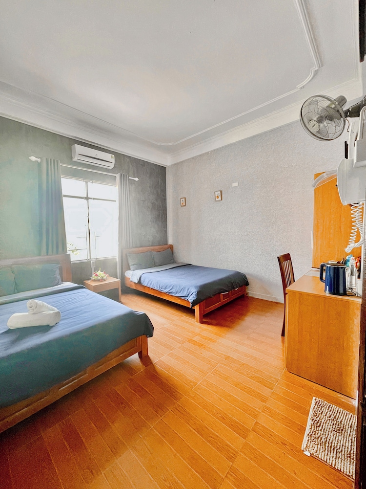 Family Quadruple Room, 2 Queen Beds, City View photo 2