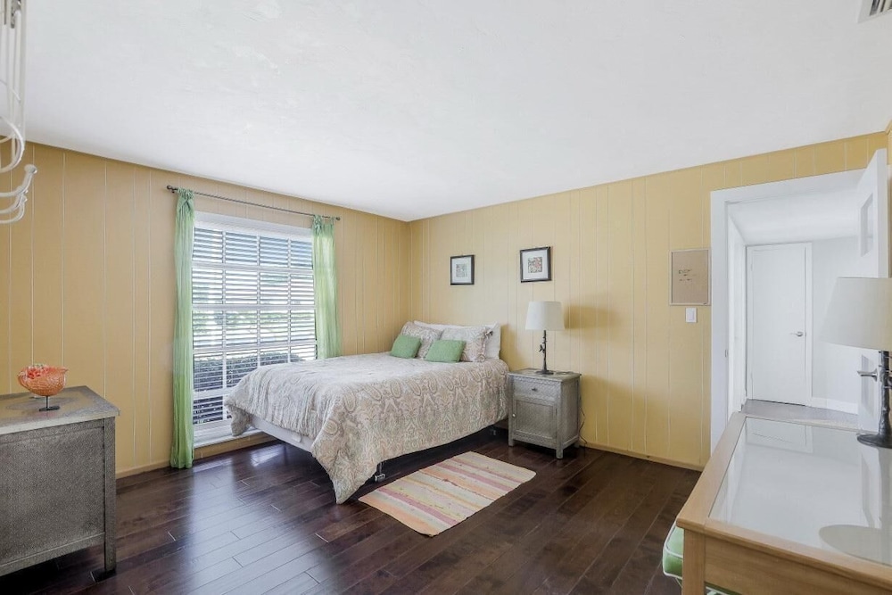 House, Multiple Beds (216 Shadowridge Court) photo 3
