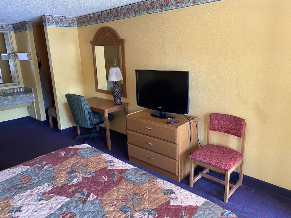 Room, 2 Queen Beds, Smoking - Photo 3