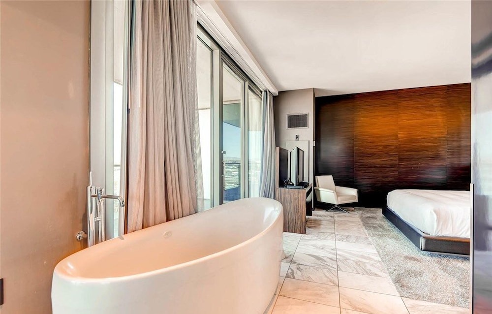 Suite (1BR 3801)