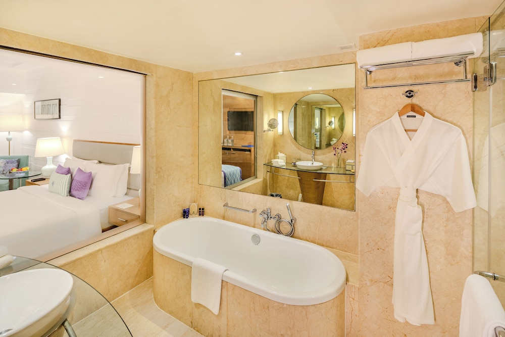 Executive Room, 1 Queen Bed, City View photo 3