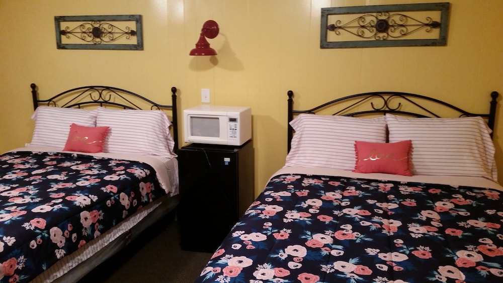 Basic Room, 2 Queen Beds photo 3