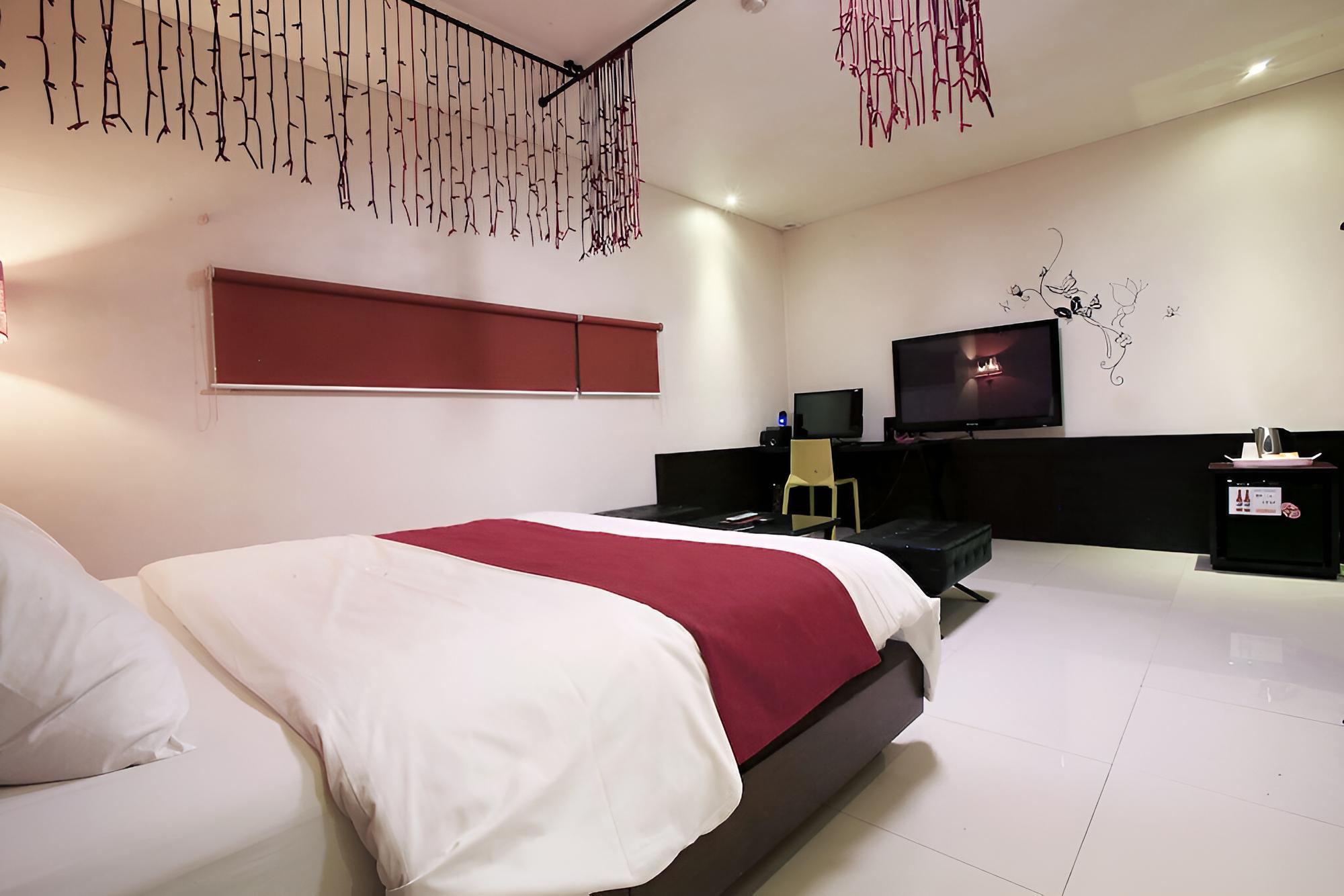 Room (Standard room (Netflix available)) - Photo 27