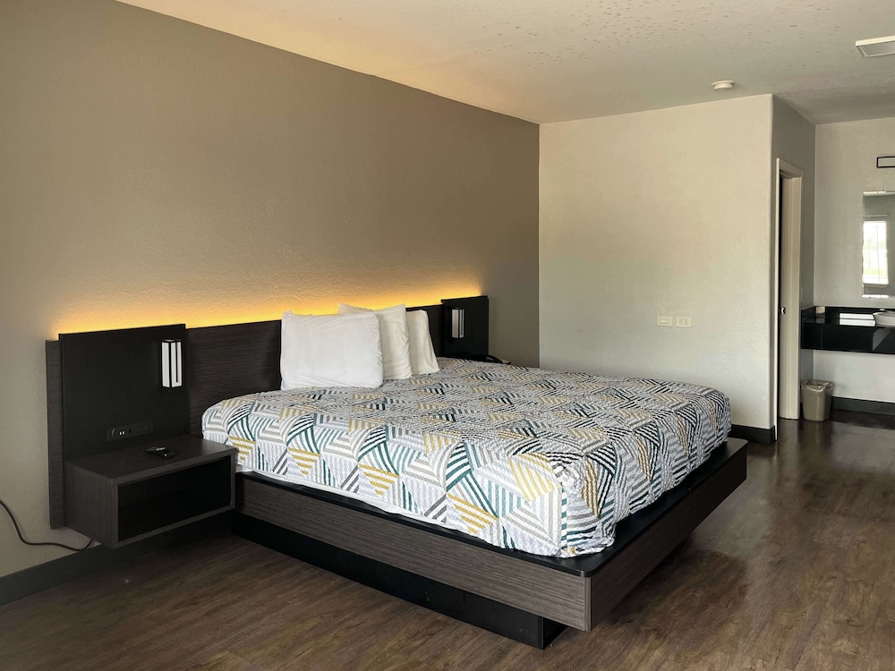Standard Room, 1 King Bed, Smoking photo 2