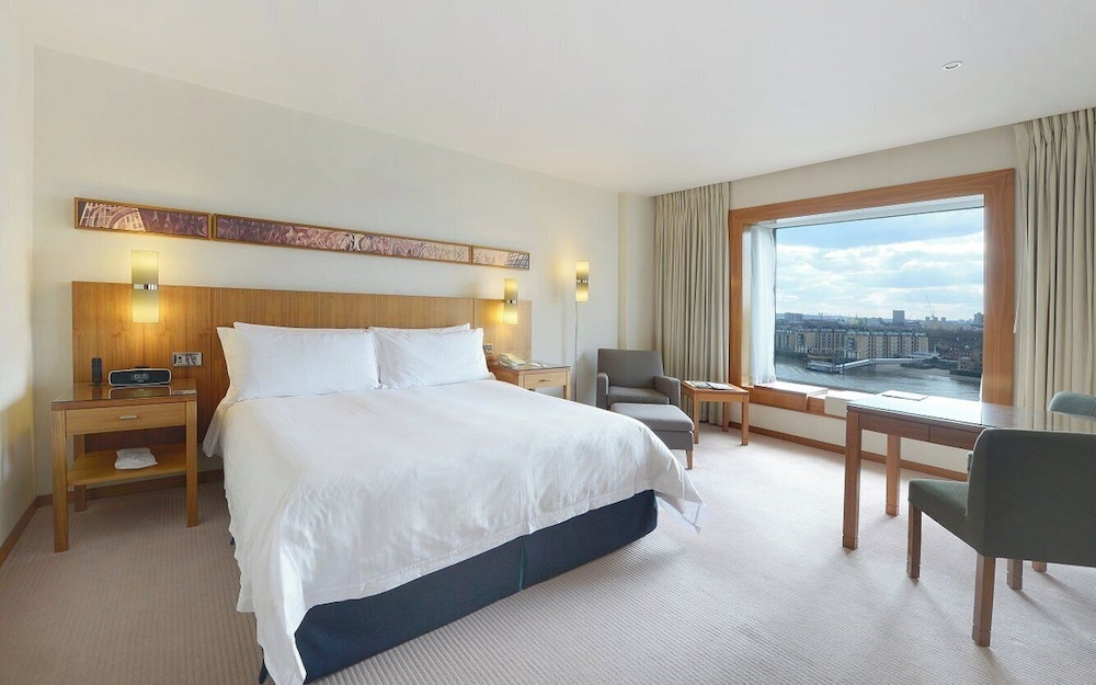 Premier Room, 1 King Bed photo 1