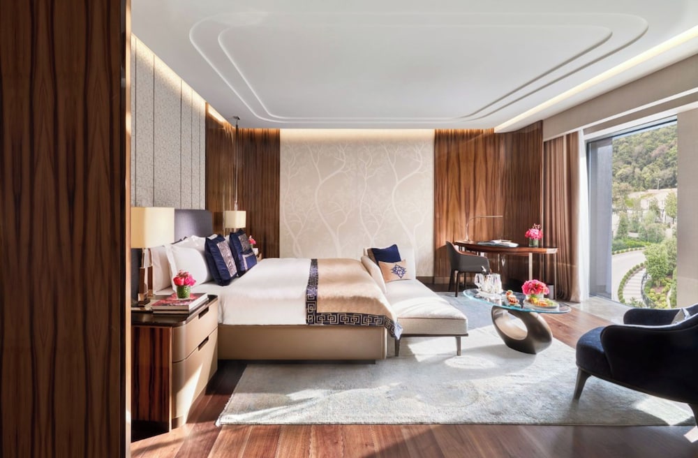 Deluxe Room, 1 King Bed photo 1